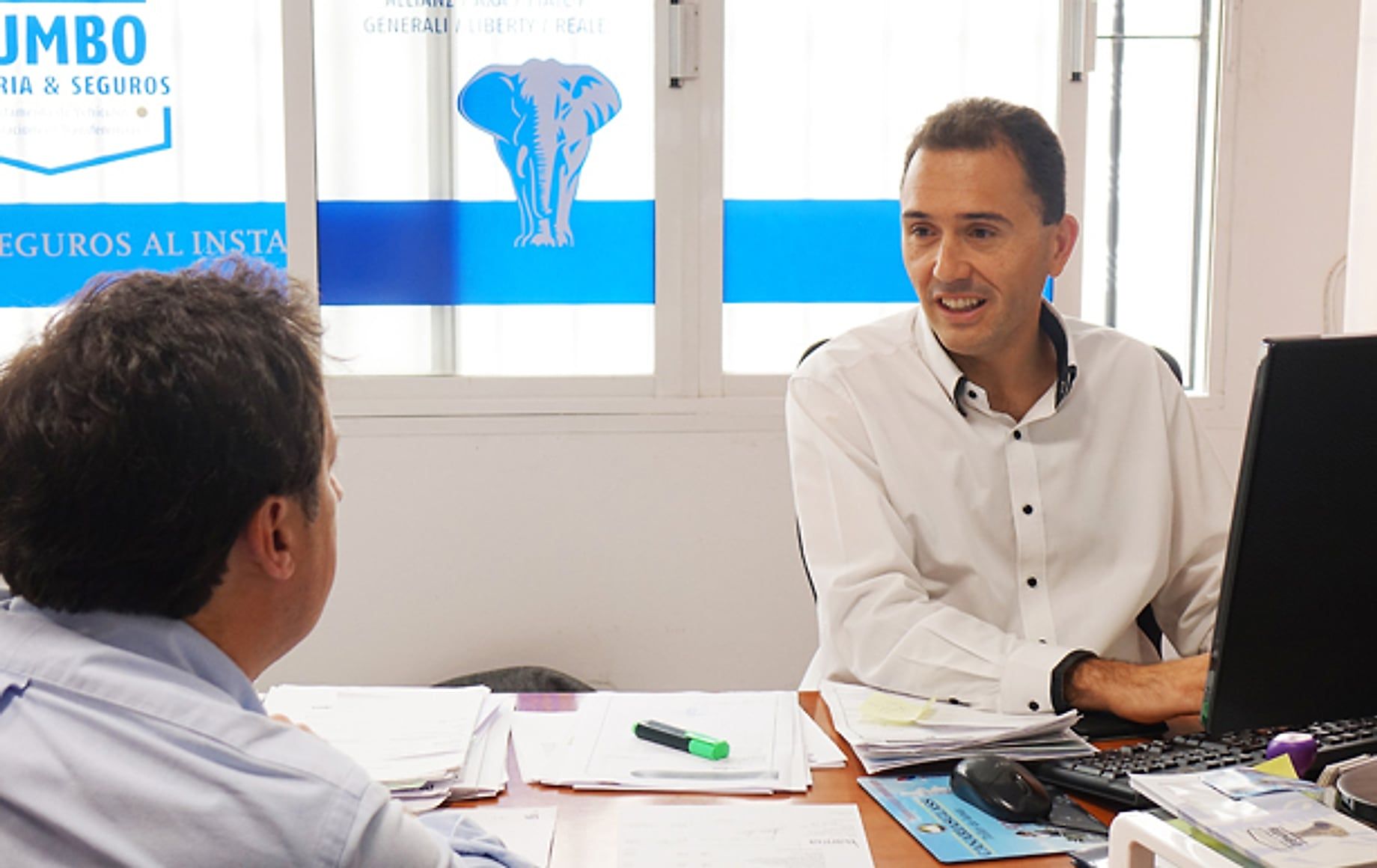 Juan Carlos García Tapia, de Rumbo, atendiendo a un cliente en la oficina de Arrecife