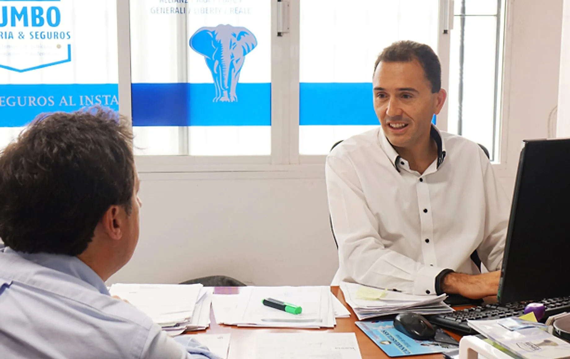Juan Carlos, director de Rumbo, atendiendo en la oficina